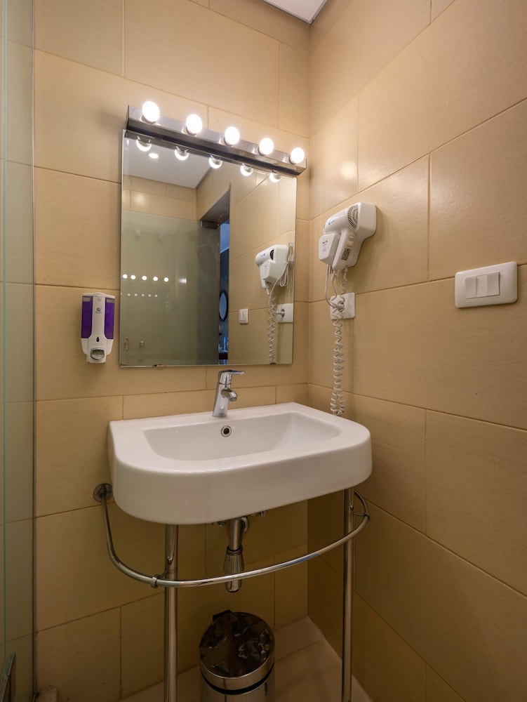 Dhara Residence E2 Lodge Hotel 45/46