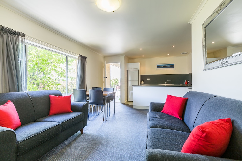 Graham Apartments 28/65