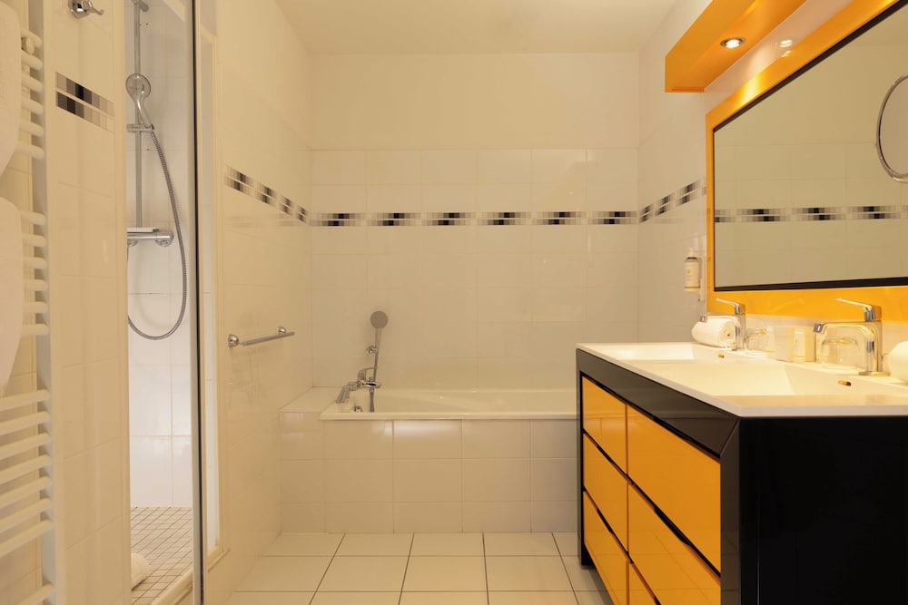 Junior Suite, Privilege, Twin Beds, Street View, Sofa، Le Richebourg Hotel Restaurant Spa 4/5
