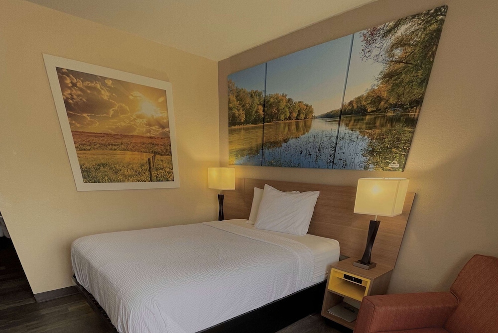 Days Inn & Suites by Wyndham Kaukauna WI 27/58