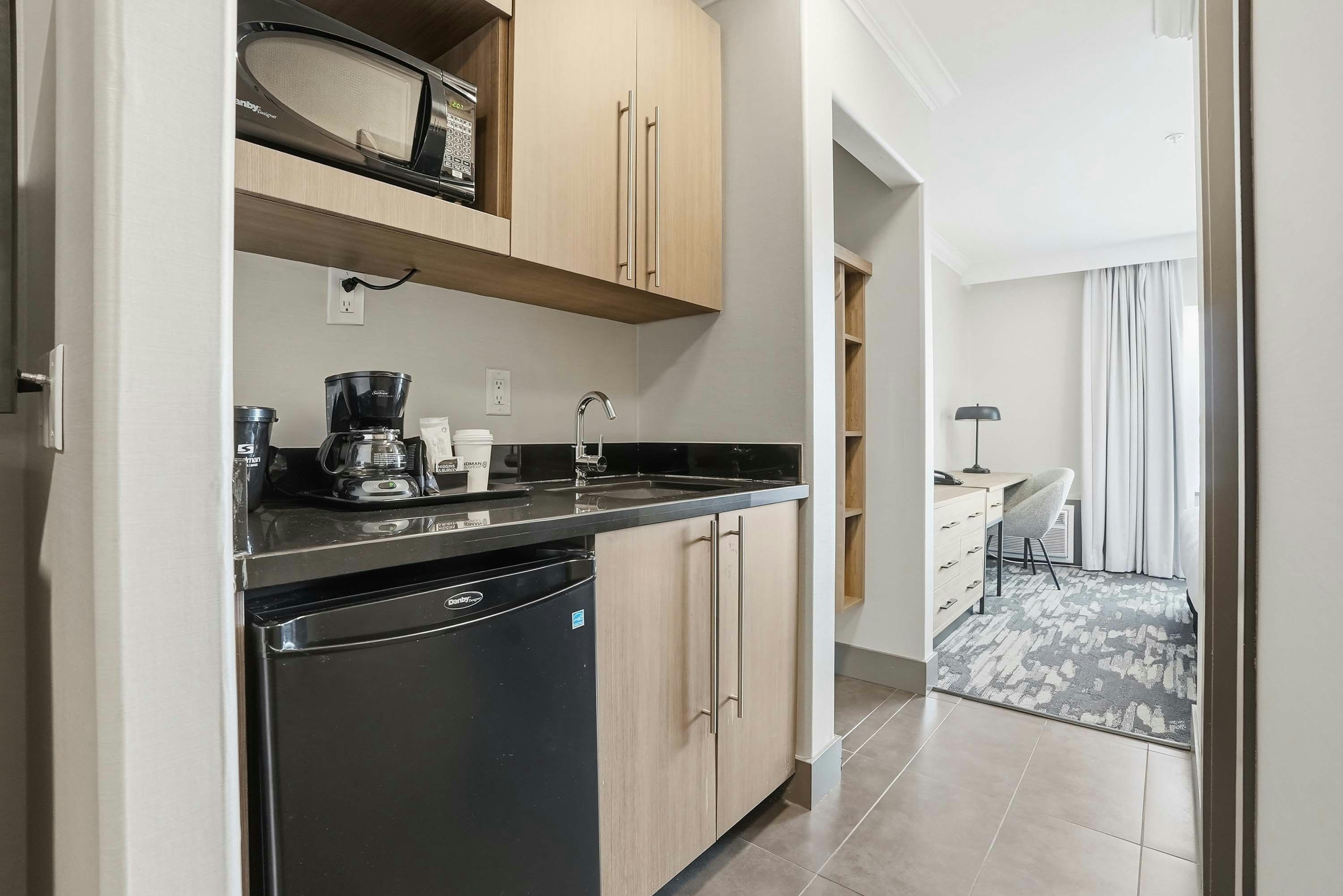 جناح بسرير كينج مع أريكة بمطبخ صغير، Sandman Hotel Saskatoon 9/9