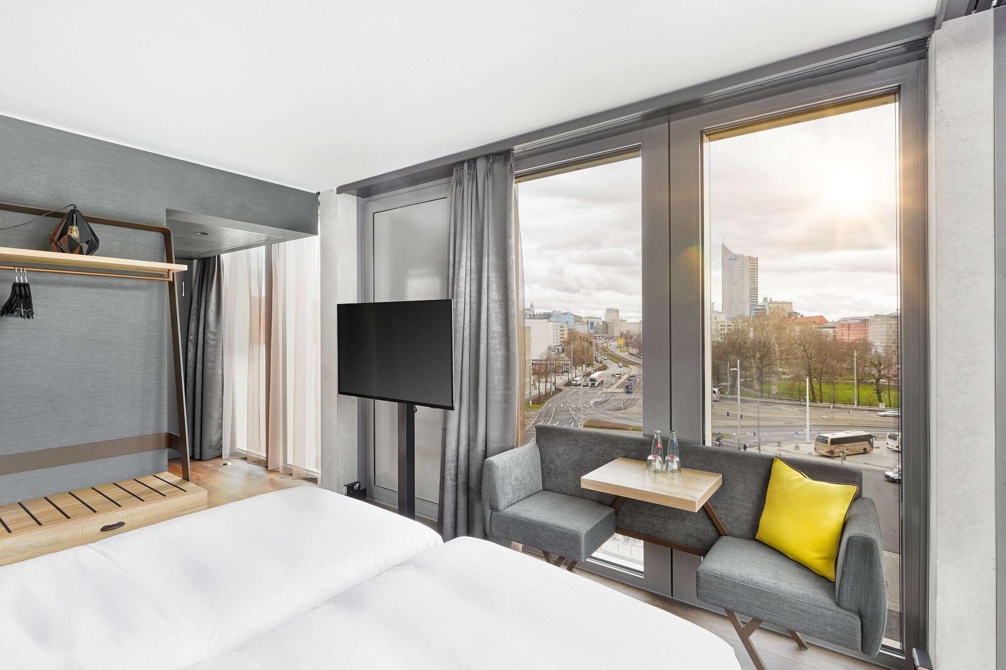 Business, Queen Bed