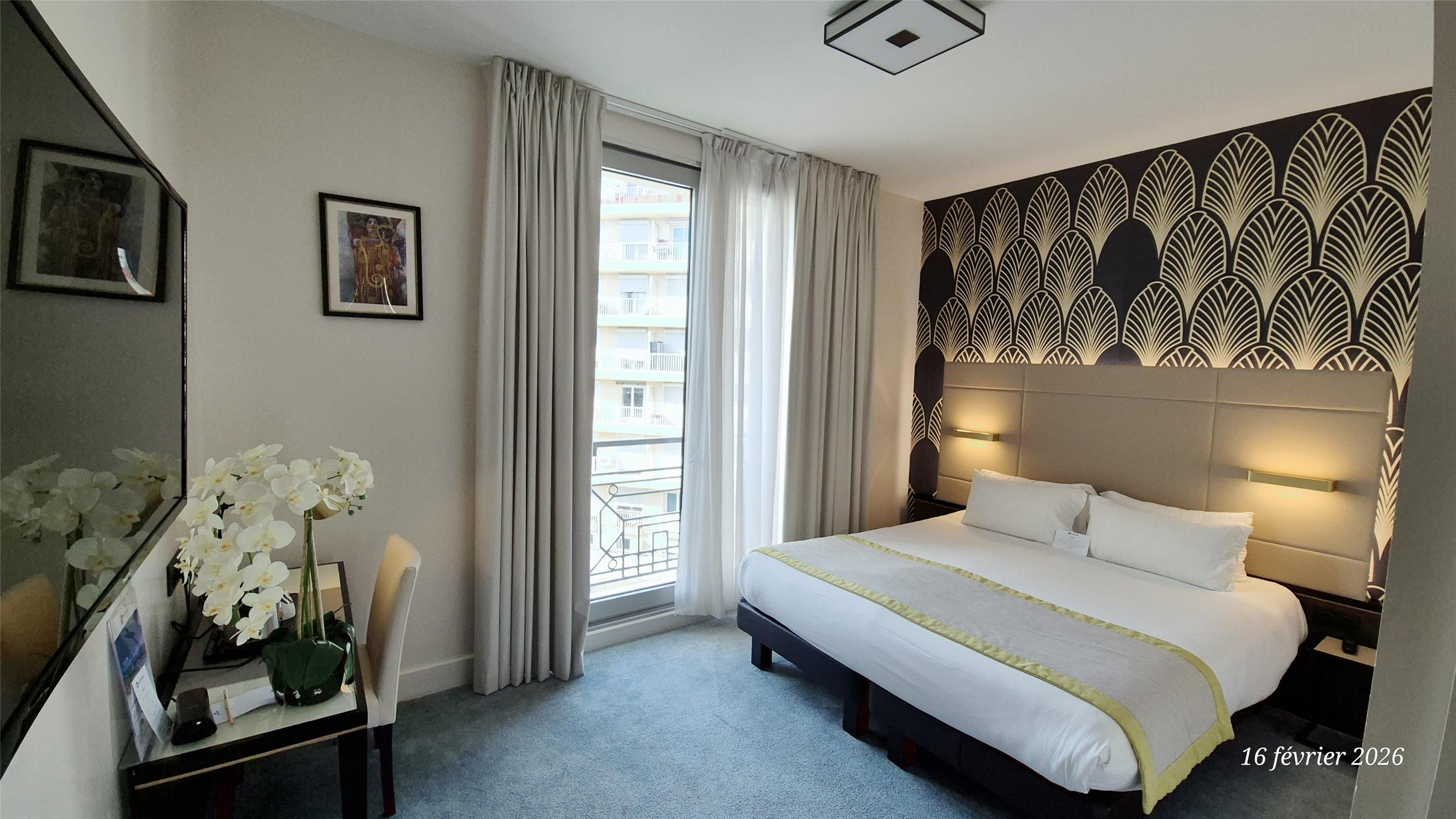 COMFORT, QUEEN BED, BALCONY