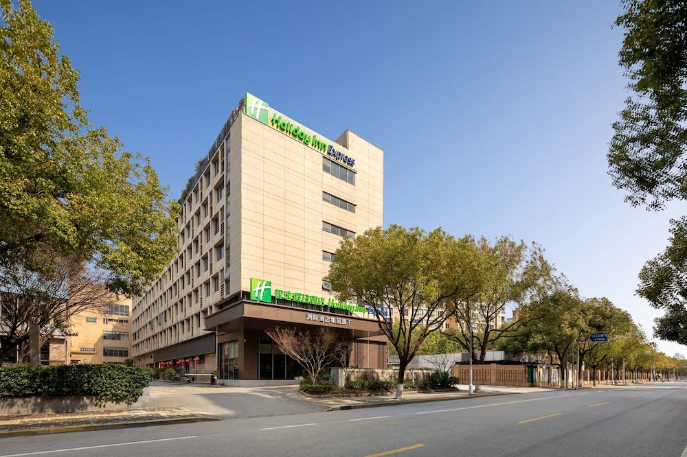 Holiday Inn Express Shanghai Gumei 7/56