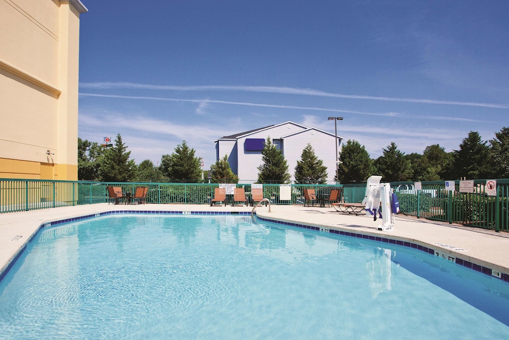 La Quinta Inn and Suites by Wyndham Florence 1/47