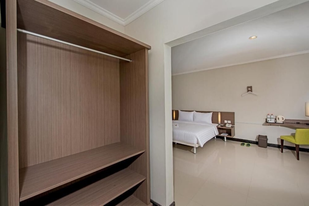 WHIZ PRIME HOTEL DARMO HARAPAN SURABAYA 10/26