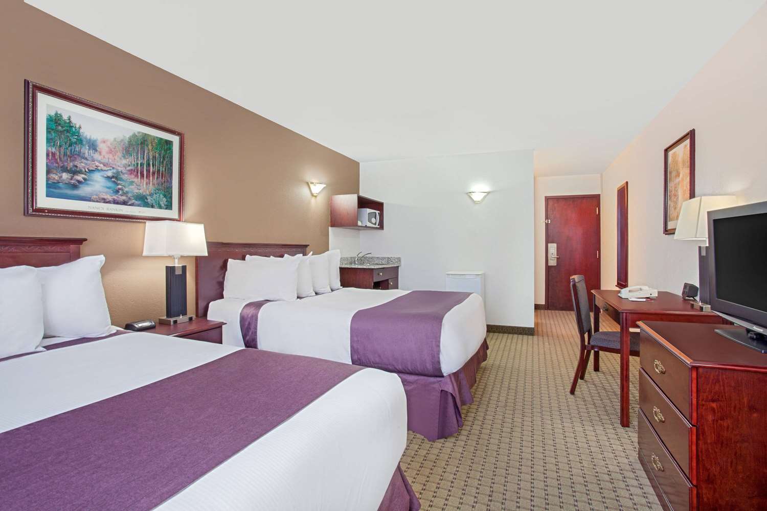 Ramada by Wyndham Red Deer Hotel & Suites 8/36