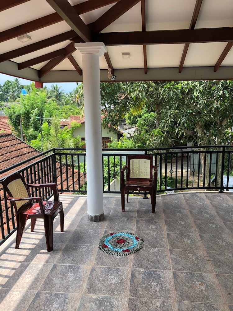 Padmi Villa 14/16