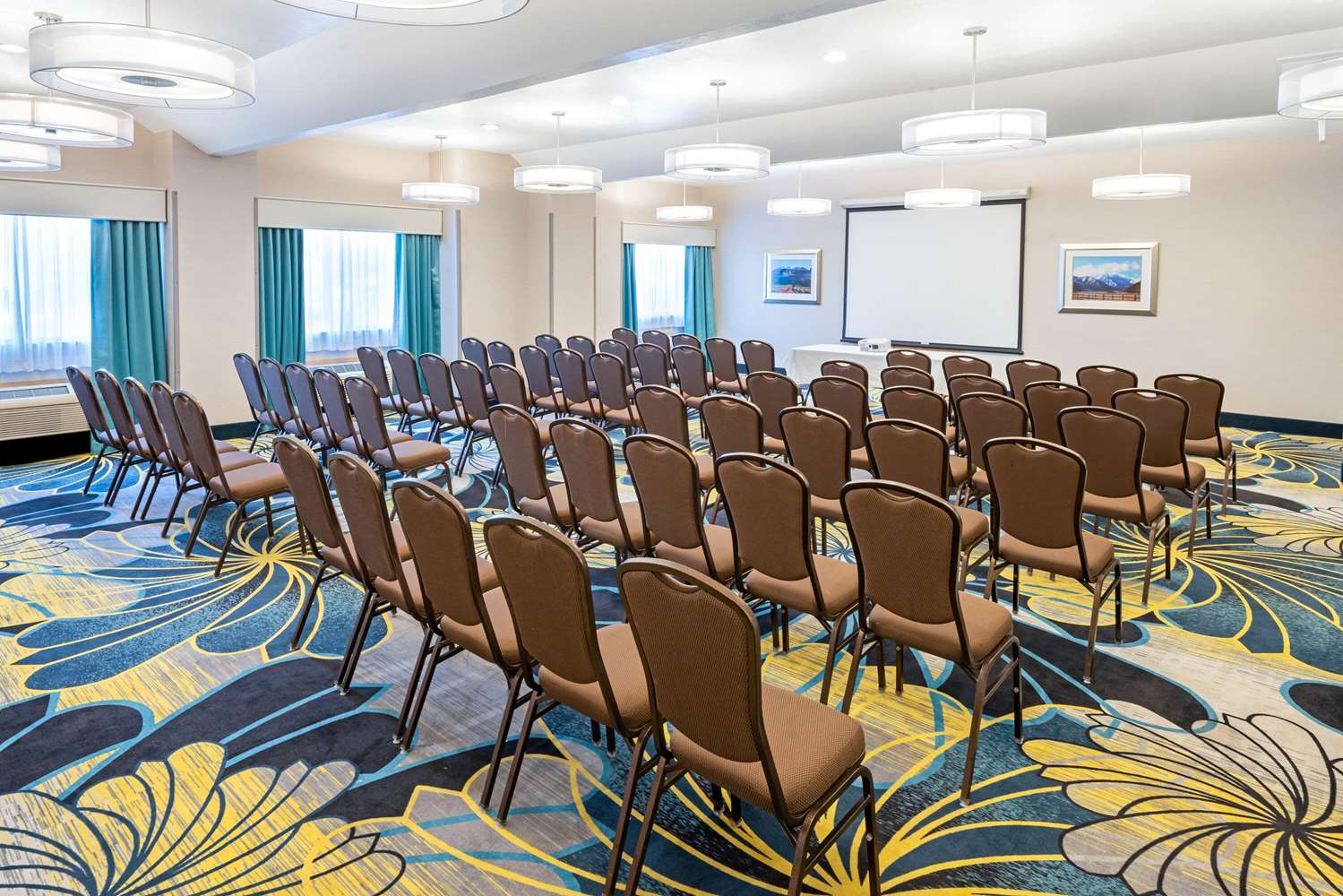 La Quinta Inn & Suites by Wyndham Logan 34/42