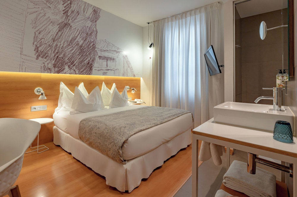 DELUXE, EXECUTIVE, SINGLE, DOUBLE BED