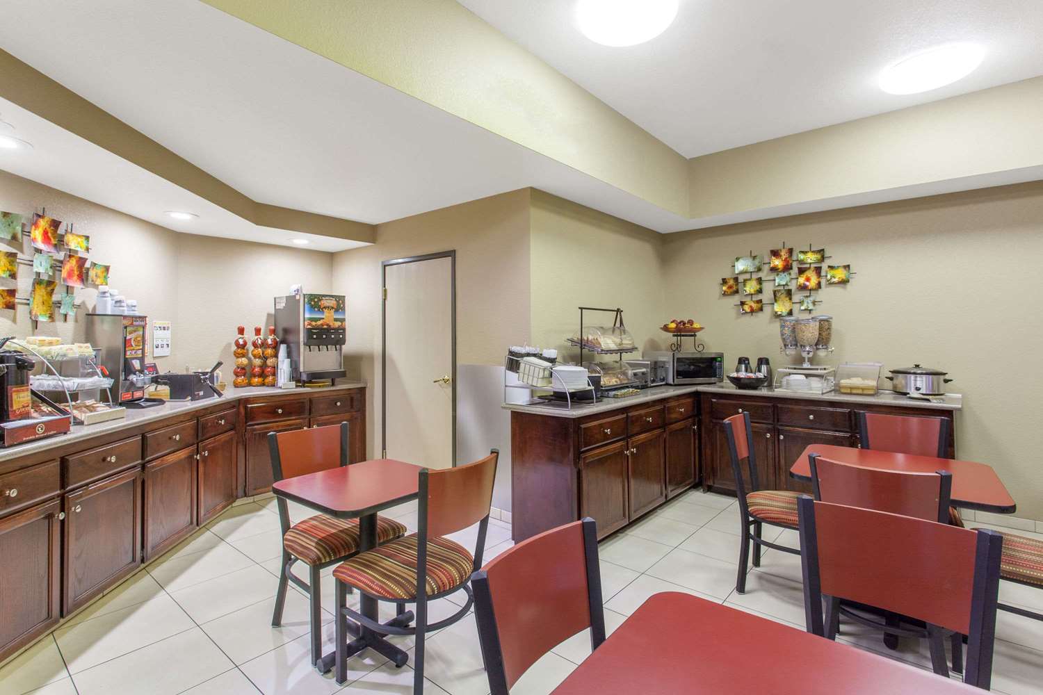 Ramada By Wyndham Fresno Northwest 24/28