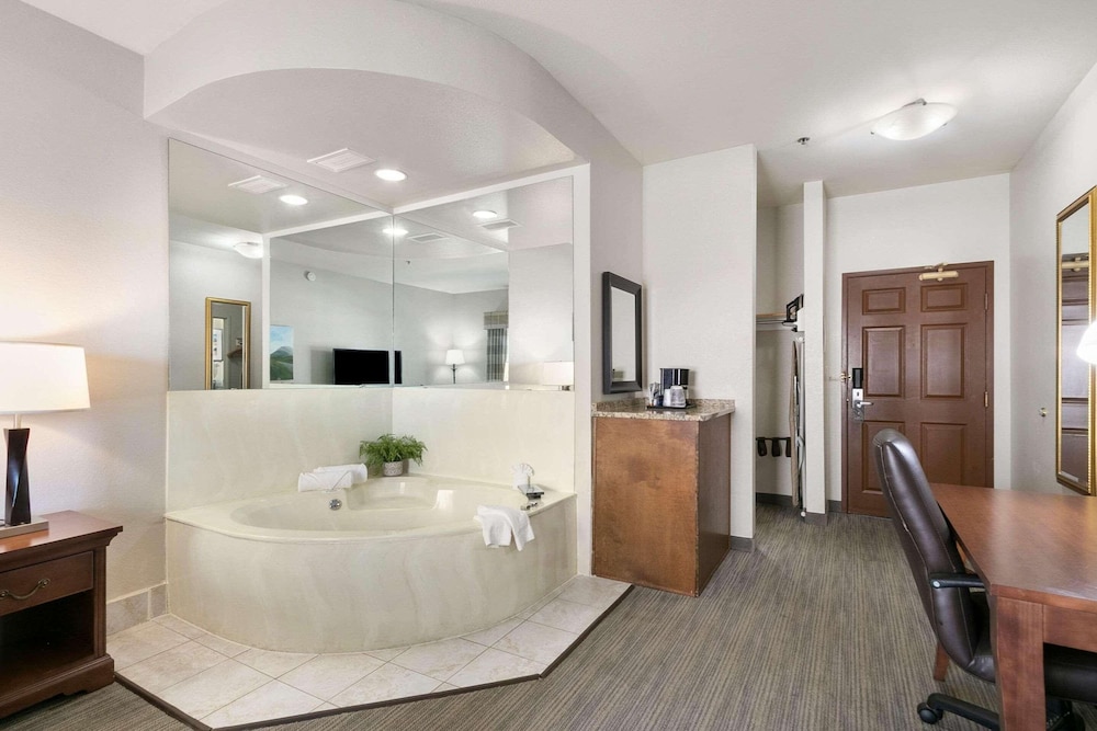 Country Inn & Suites By Radisson Greeley Co 6/40