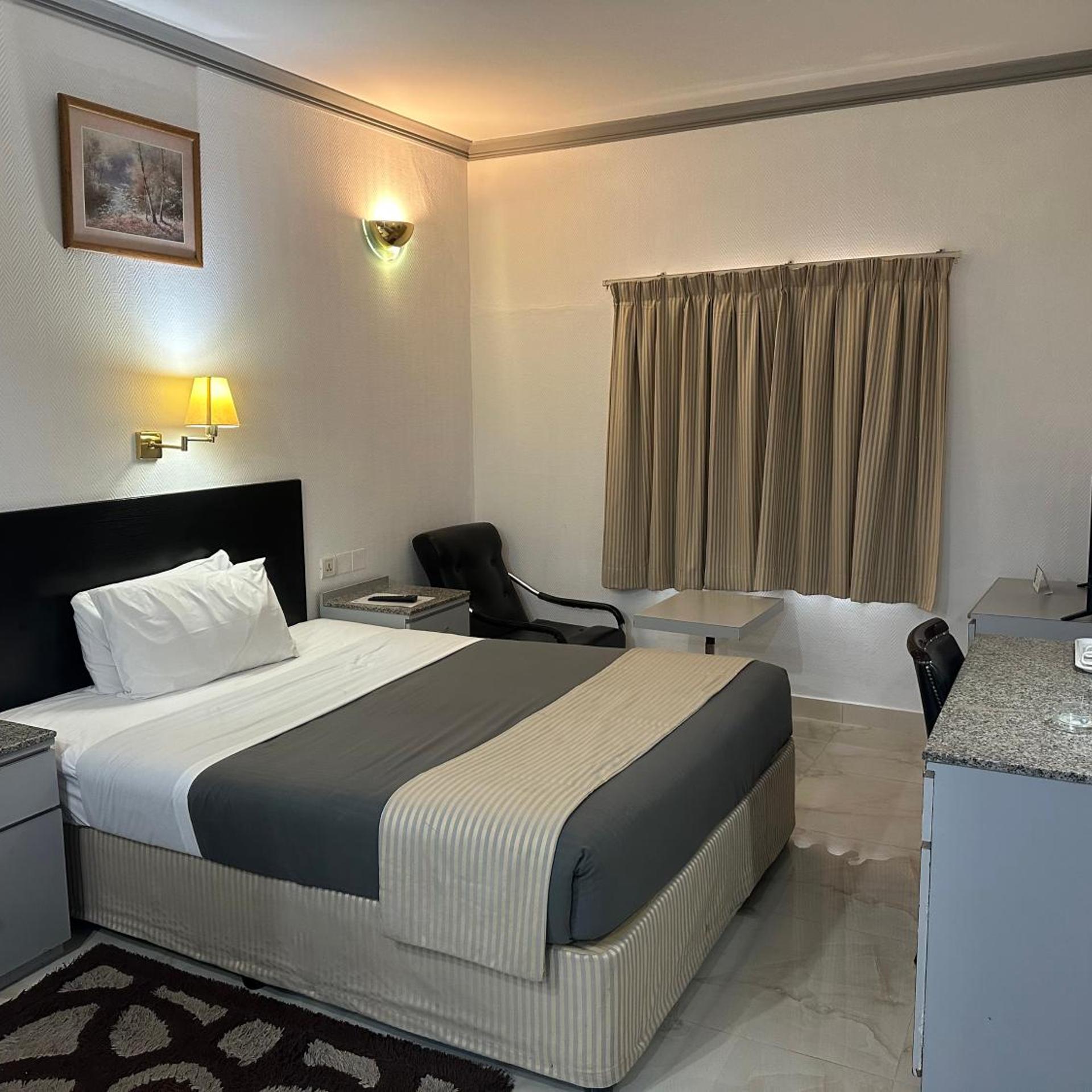 غرفة قياسية بسرير مزدوج أو سريرين منفصلين، Grand Astoria Hotel 4/10