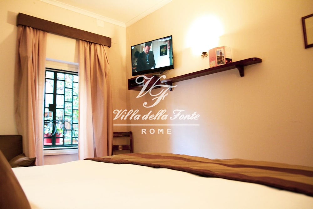 ROOM, DOUBLE OR TWIN BED
