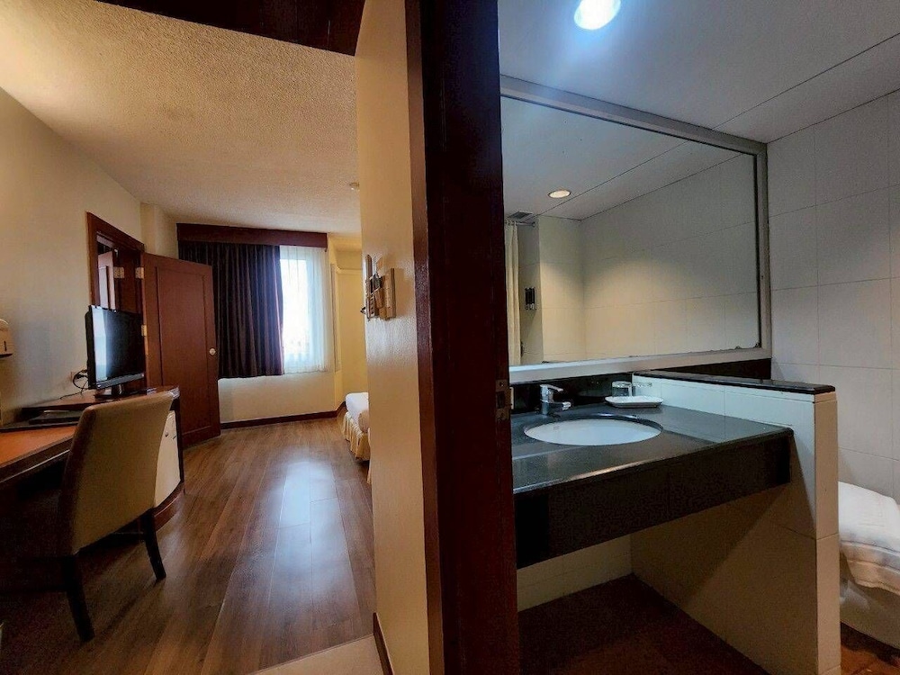 Hadyai Golden Crown Hotel 57/58