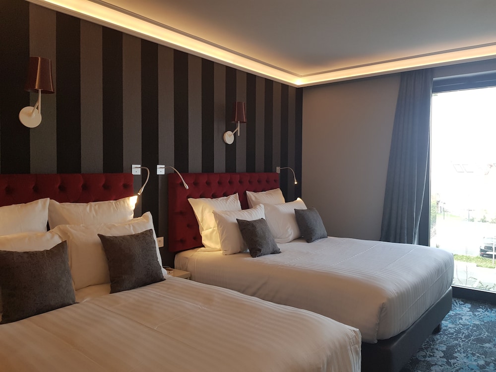 ROOM, 2 DOUBLE BEDS