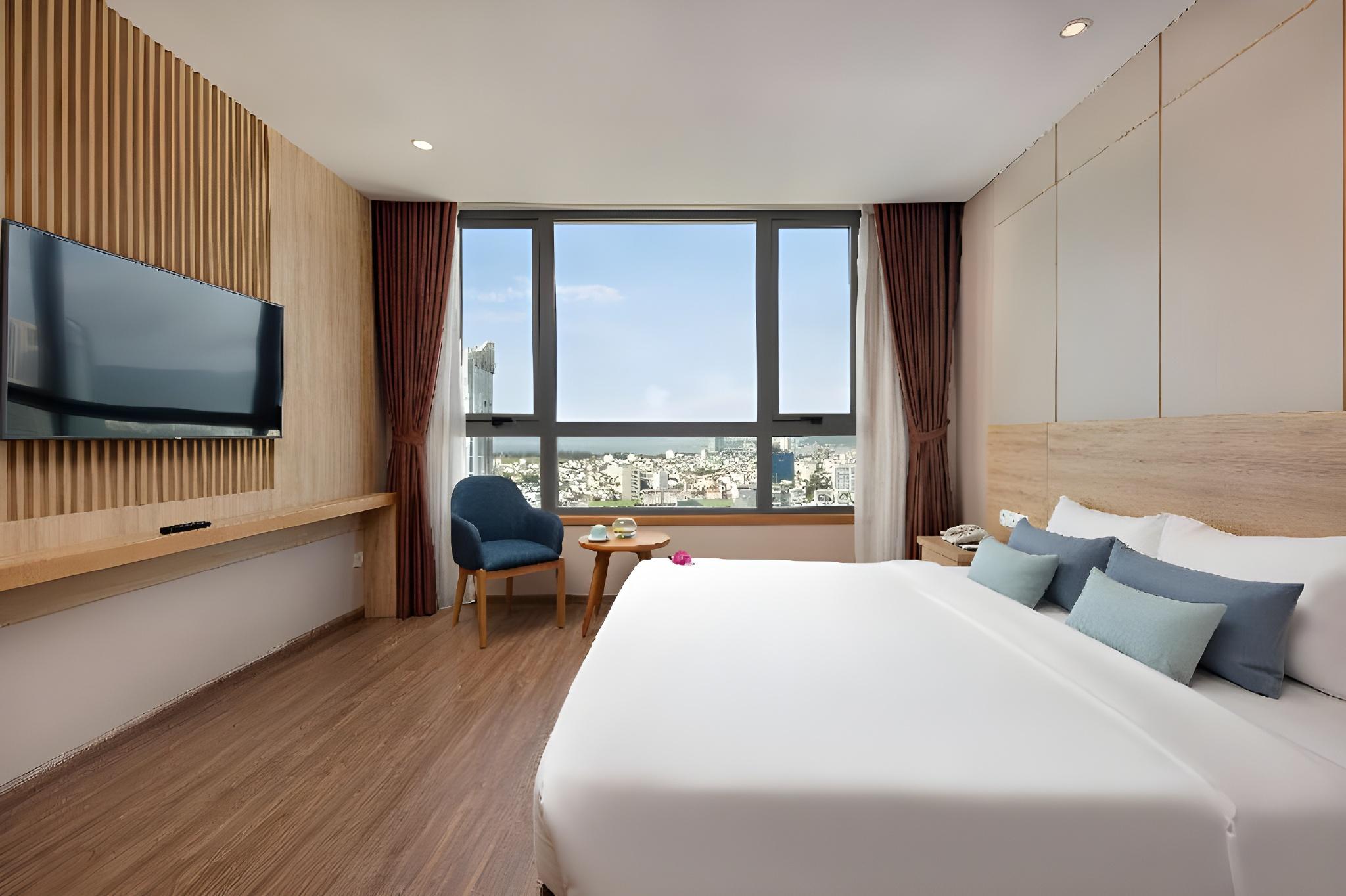 Suite, Queen Bed, City View