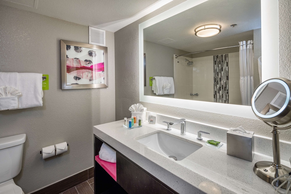 Radisson Hotel Oakland Airport 61/63