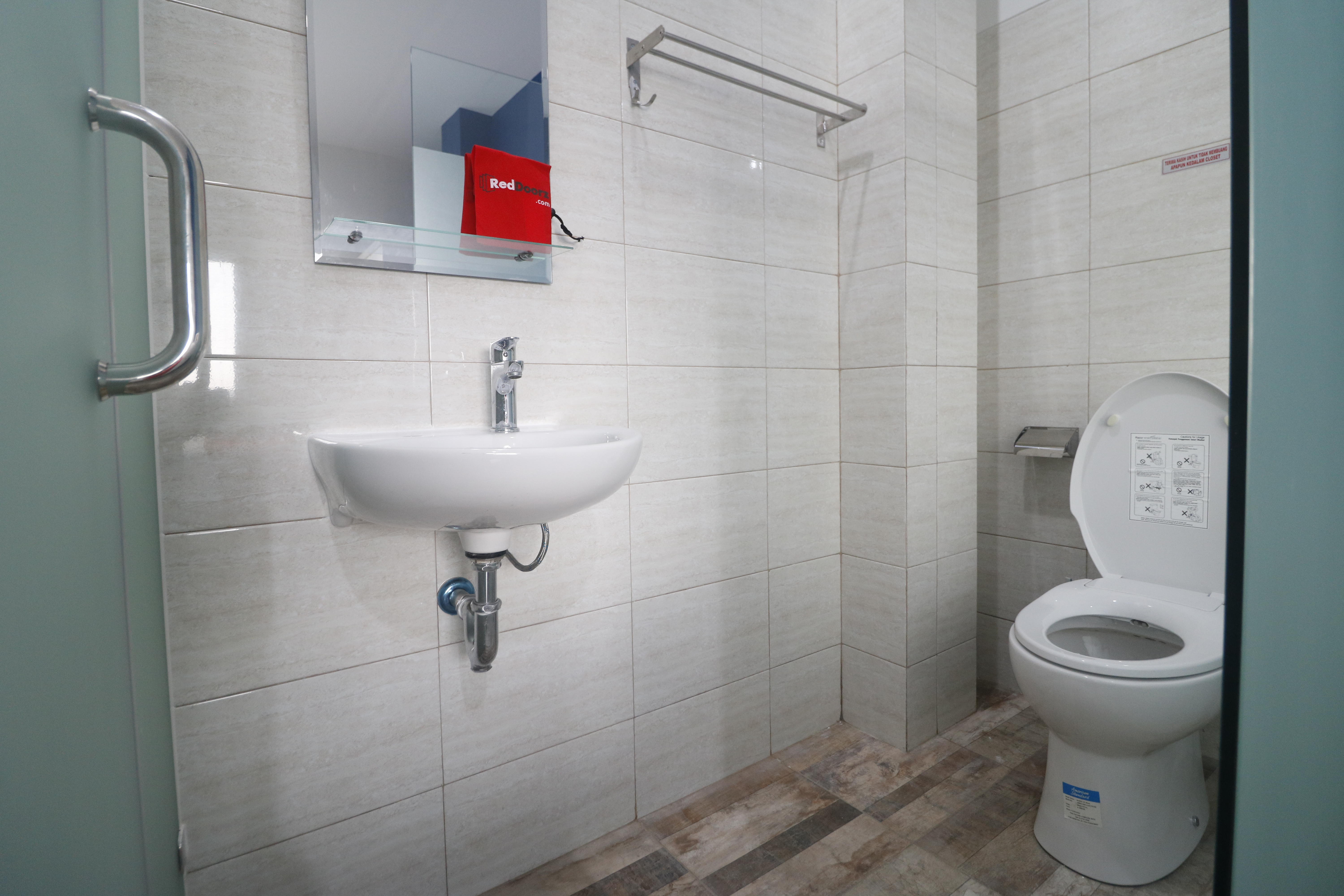 RedDoorz Plus near Living Plaza Jababeka 32/35
