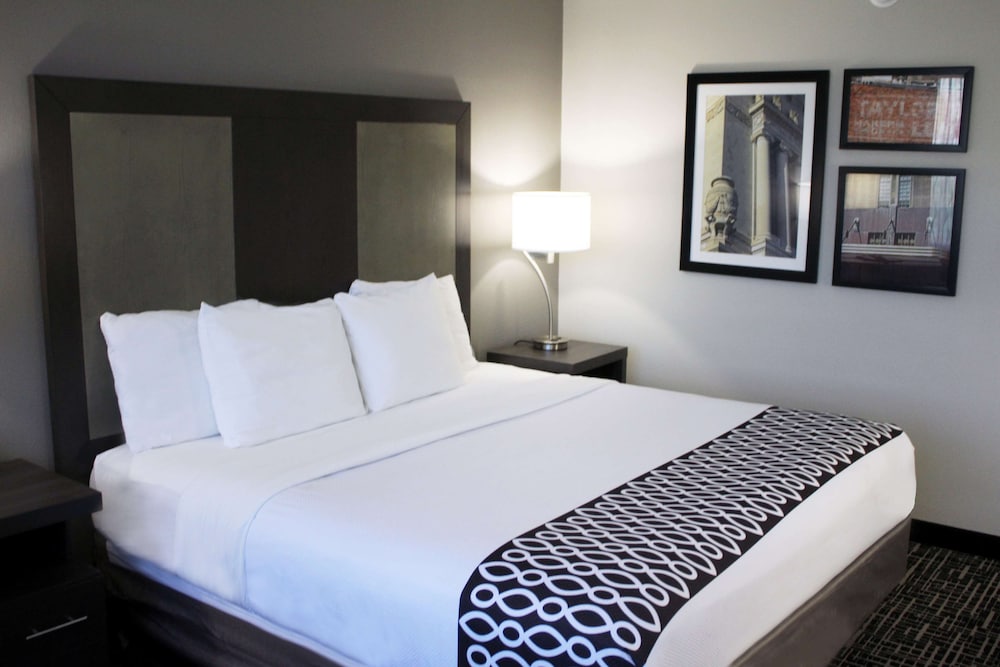 La Quinta Inn and Suites by Wyndham Indianapolis Downtown 29/50