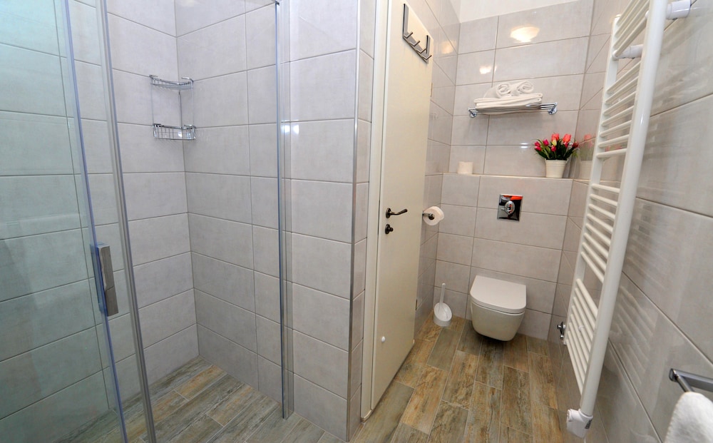 Nirvana Luxury Rooms 79/82