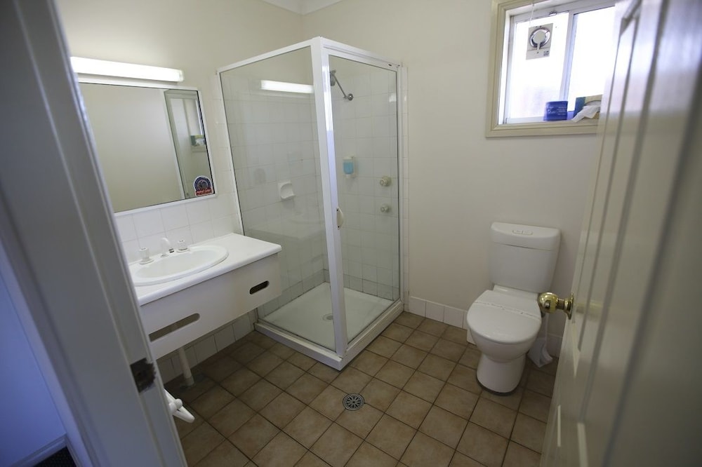 Across Country Motel And Serviced Apartments 11/35