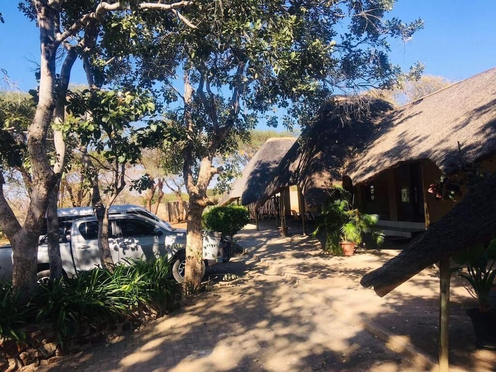 Nkanga Hotel 40/43