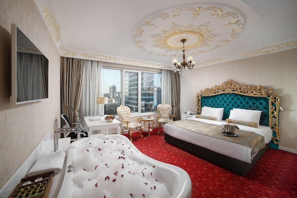 White Monarch Hotel 27/70