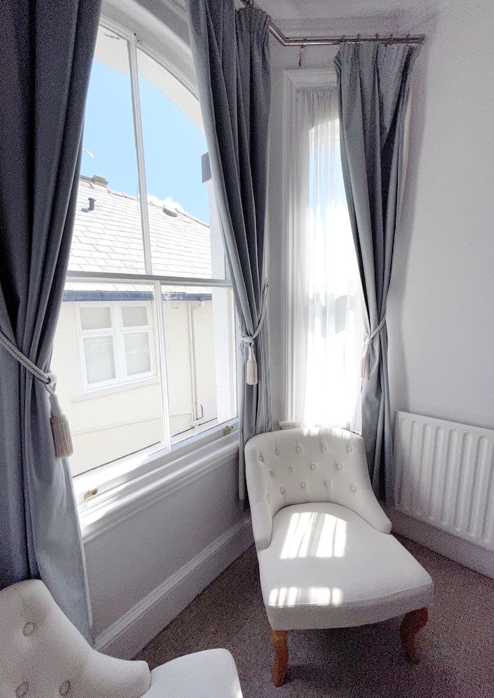 Dukes Folly Hotel 48/49