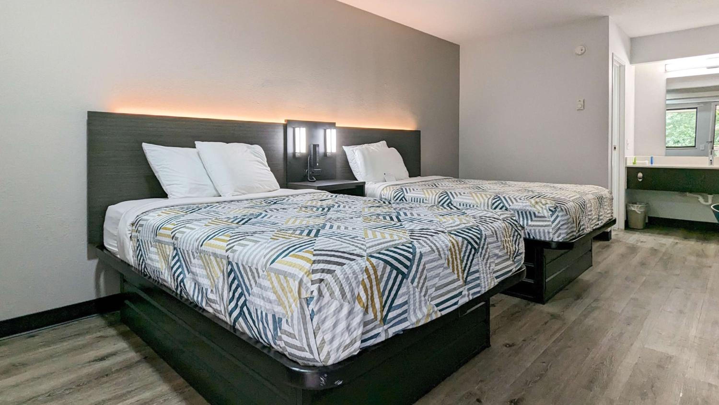 2 Queen Beds - Mobil Access Tub Nsmk Micfridg