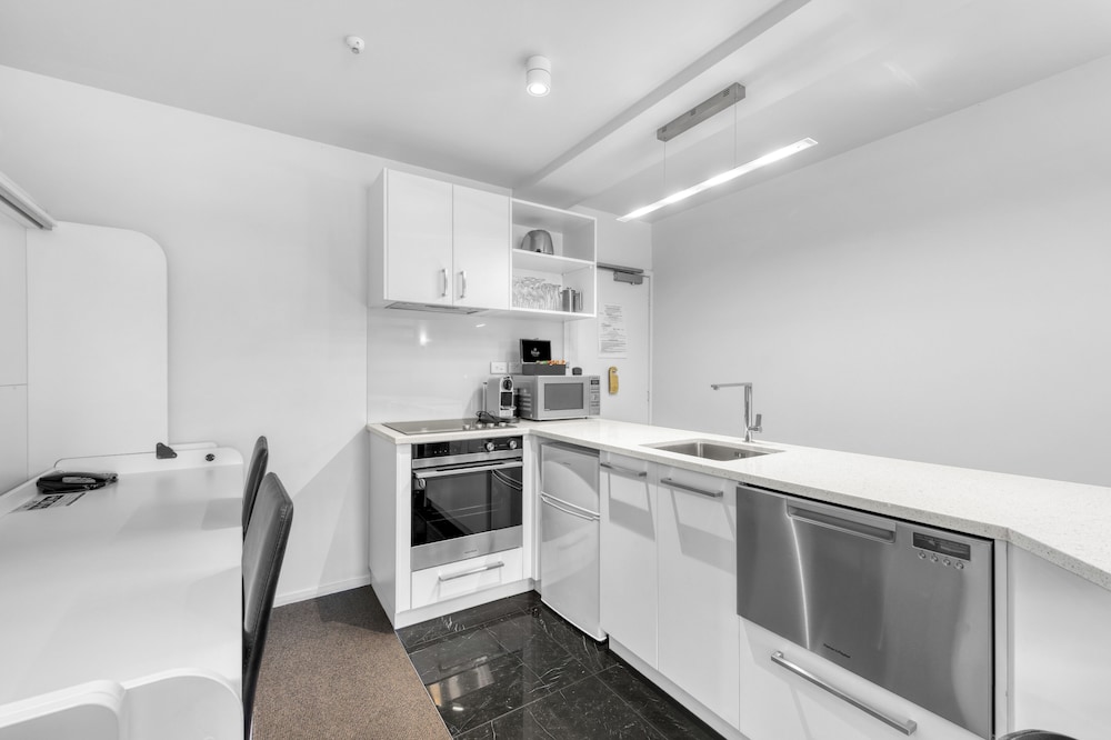 Executive, Suite, King Bed, Murphy Bed, River Front, Sofa، Trailways Hotel 3/6