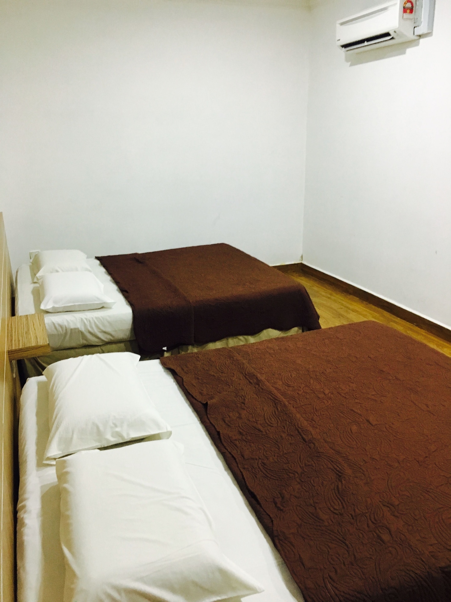 ROOM, QUADRUPLE