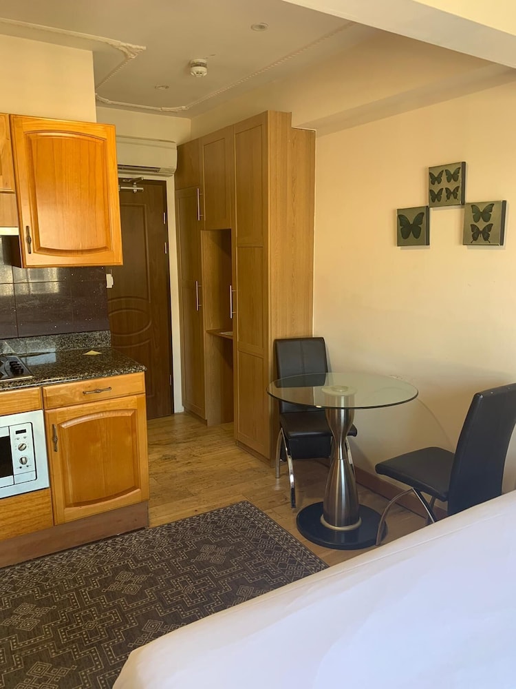 LONDON PLAZA SERVICED APARTMENTS 5/52