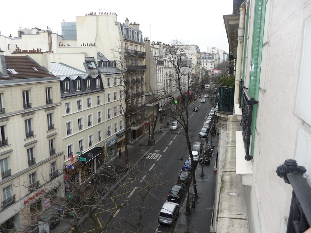 BUTTES CHAUMONT HOTEL 6/30