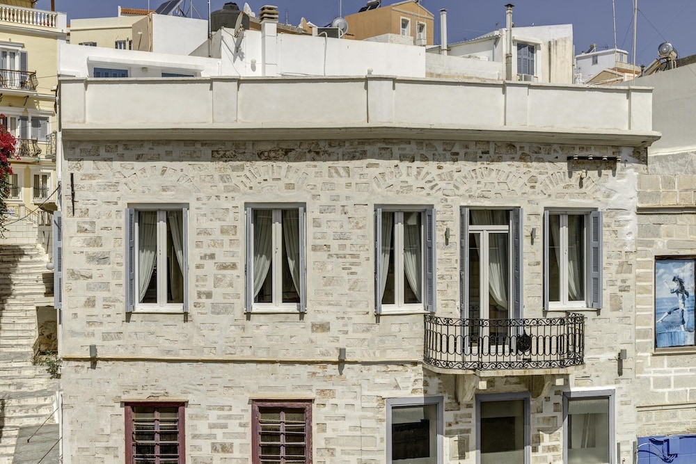 1844 Suites 3/61