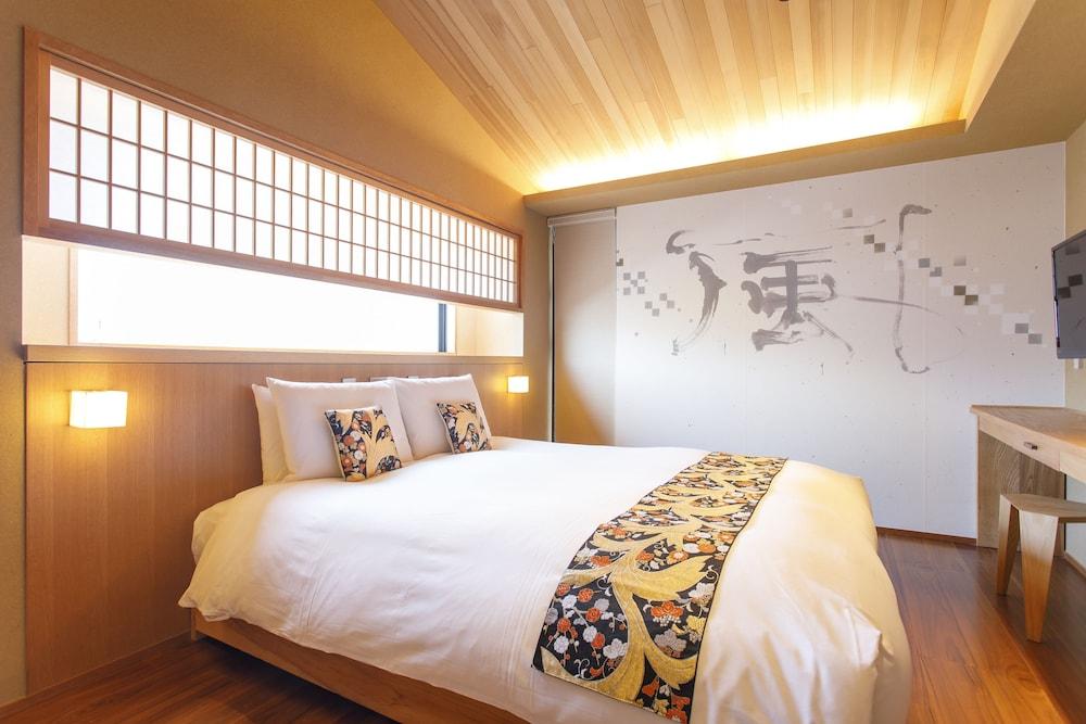 DELUXE, QUEEN BED