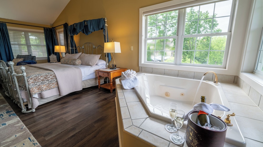 French, Cottage, King Bed