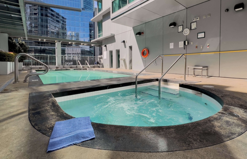Coast Coal Harbour Hotel 61/64