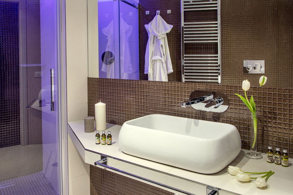 GCF Luxury Suites Guest House 68/70