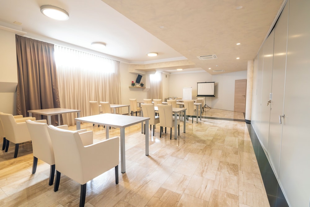 Royal Airport Hotel 58/69