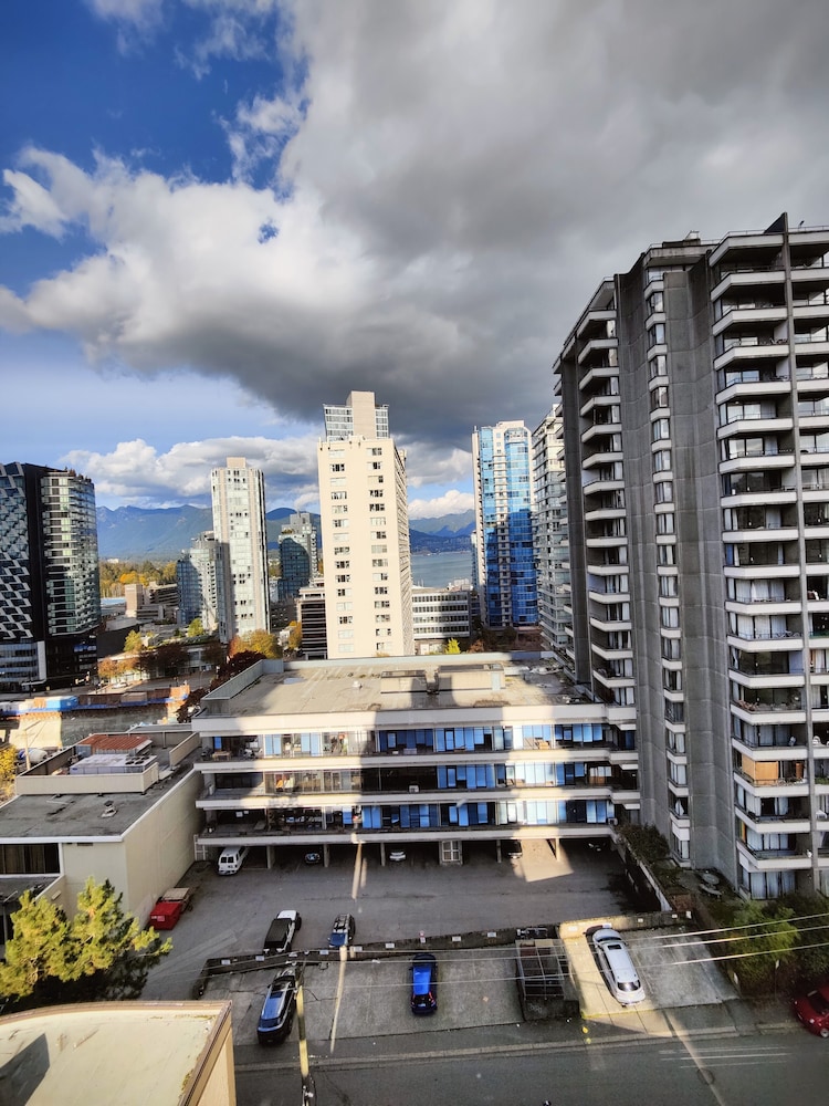 Divya Sutra Suites on Robson Downtown Vancouver photo4