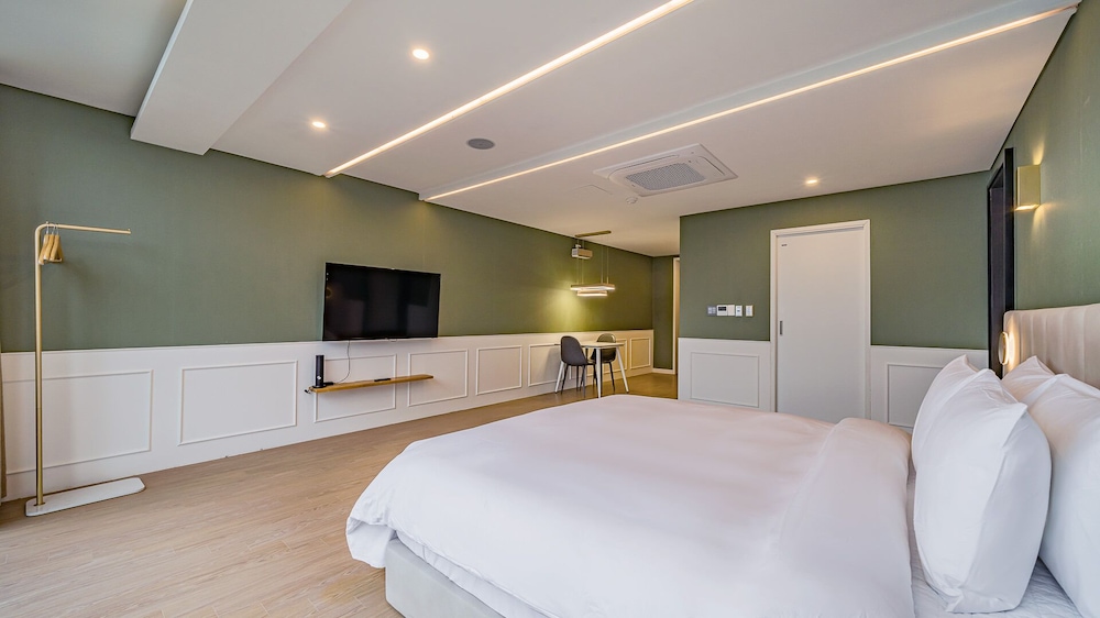 Pool, King Bed