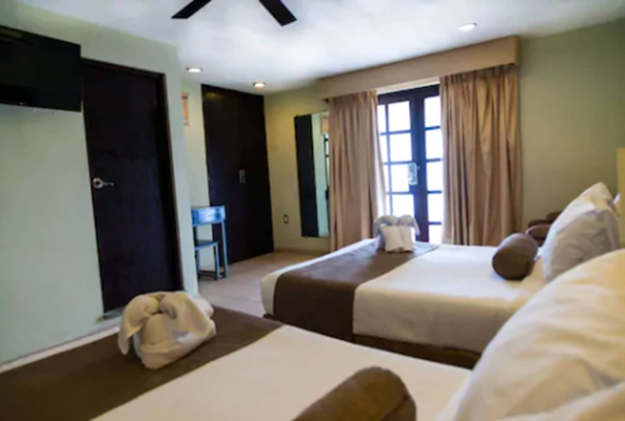 جناح جونيور بسريرين مزدوجين مع أريكة، H177 Hotel 5/8