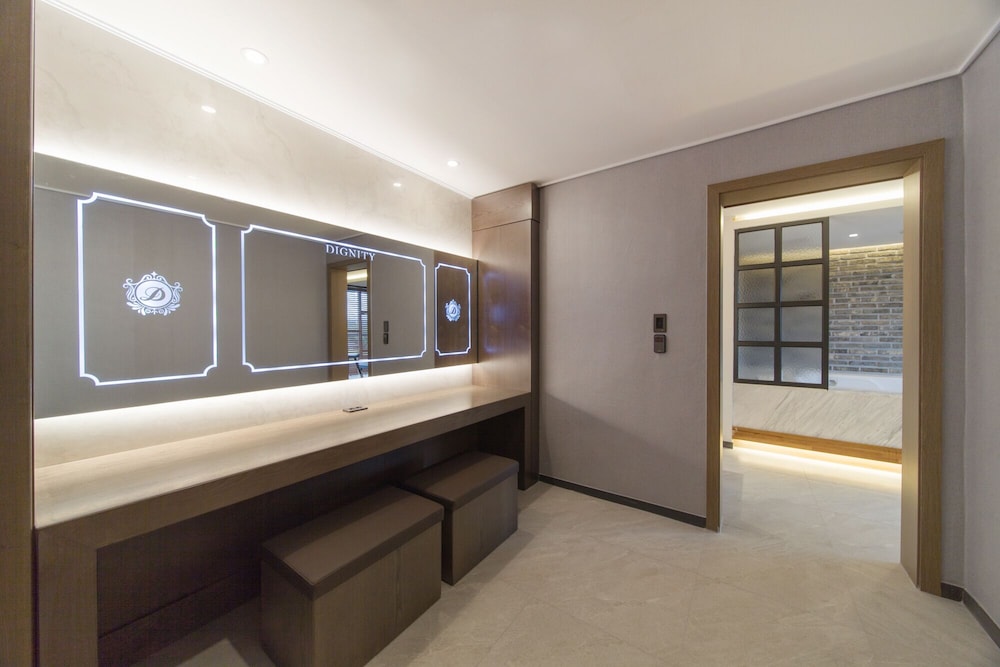Dignity Hotel 69/70
