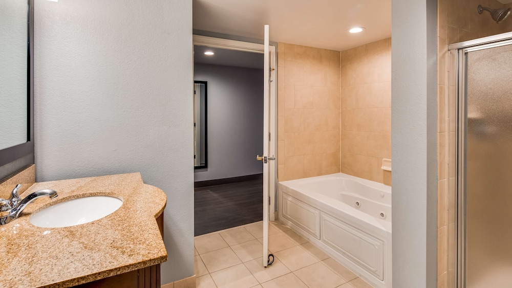 Best Western Plus Champaign/Urbana Inn 18/33