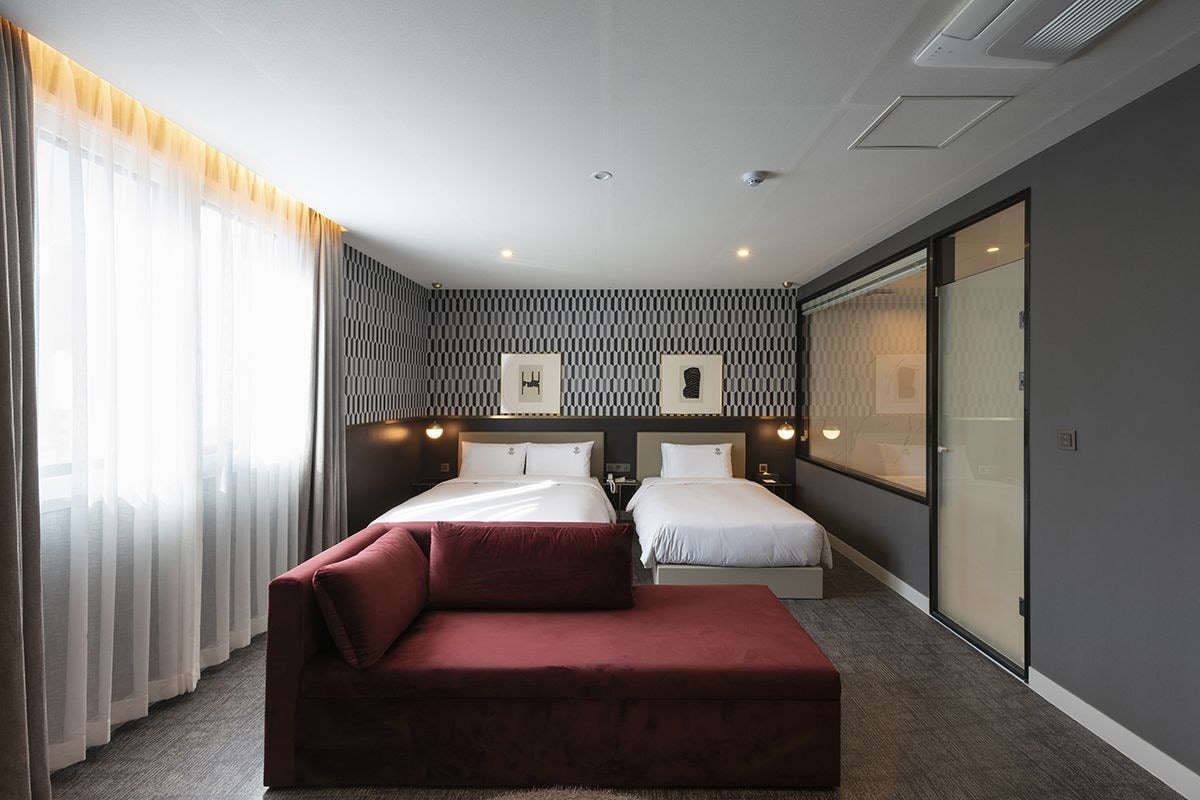 FAMILY, TWIN BEDS