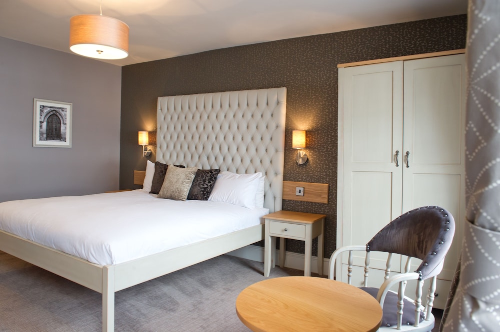 The County Hotel 6/50