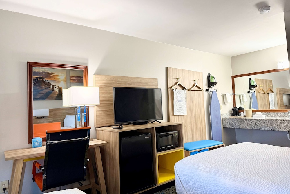 Days Inn by Wyndham Greenville AL 15/33