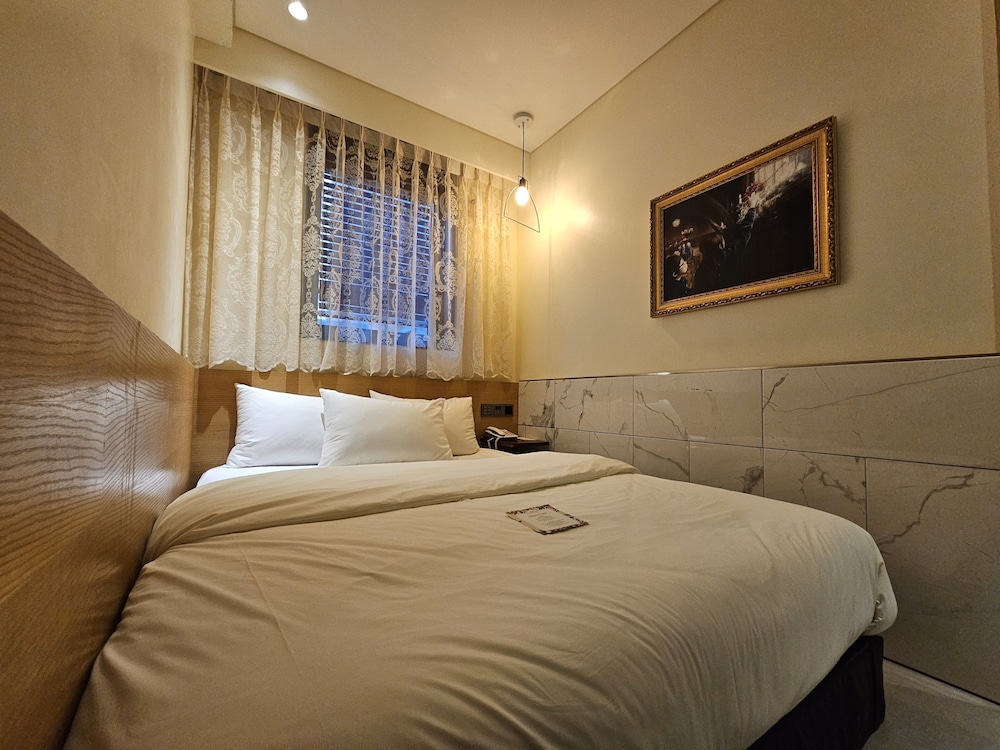 ROOM, SINGLE