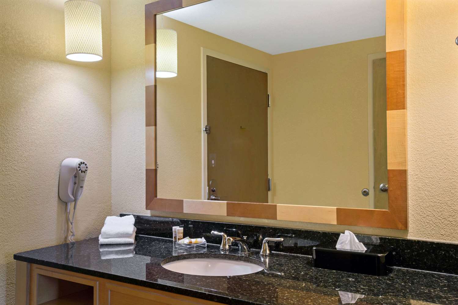 La Quinta Inn & Suites by Wyndham Sunrise 19/20